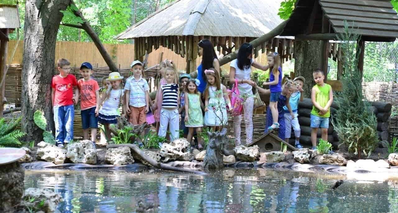 Учні біля ставка на території ліцею