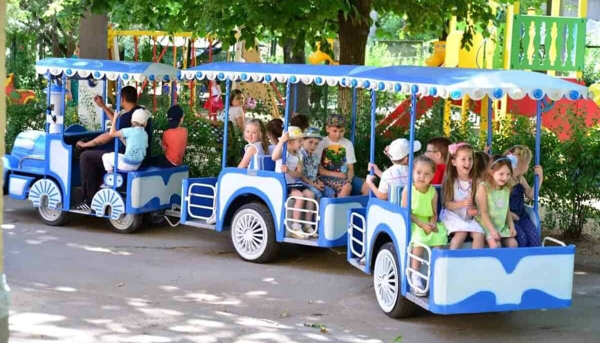 Екскурсійний паровозик з учнями