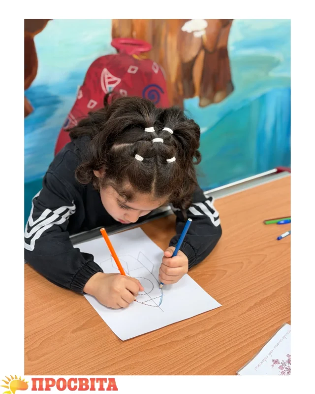 🖌️ Чому важливо вчитися малювати одночасно обома руками? Малювання двома руками —…